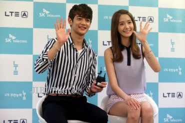 Artis Korea, Yoona (kanan)-Minho (allkpop.com)