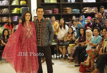  Artis Atalarik Syah dan Wulan Guritno tampil mengenakan koleksi Danar Hadi saat fashion show disela re-launching Rumah Batik Danar Hadi di Jl. Radjiman, Solo, Sabtu (20/7/2013). Dalam peragaan busana yang bertajuk Indonesian Exotic Heritage itu, Danar Hadi menampilkan koleksi yang merupakan perpaduan Batik Jawa dengan sentuhan Timur Tengah. 