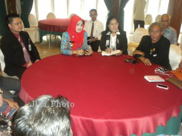  Bupati Karanganyar, Rina Iriani beramah tamah dengan kru film Gajah Mada di Hotel Lorin, Colomadu, Karanganyar, Rabu (24/7/2013).