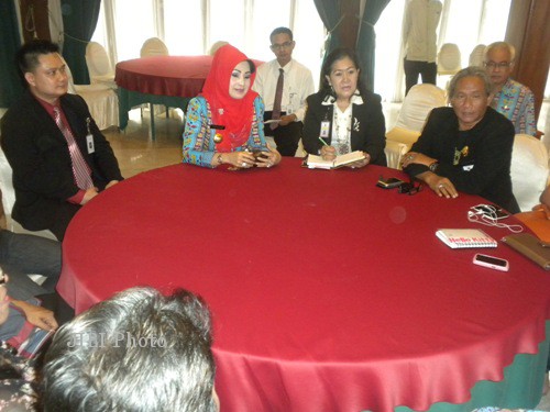 Bupati Karanganyar, Rina Iriani beramah tamah dengan kru film Gajah Mada di Hotel Lorin, Colomadu, Karanganyar, Rabu (24/7/2013).