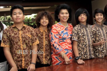 HARI ANAK NASIONAL 2013 JAKARTA Menteri Negara Pemberdayaan Perempuan dan Perlindungan Anak, Linda Amalia Sari Gumelar (tengah) bersama personil grup vokal Coboy Junior usai menonton bioskop dalam rangka