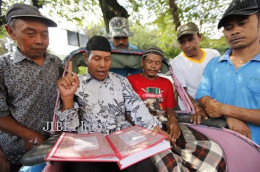 Sejumlah penarik becak melakukan kajian Al Quran di kawasan city walk Jl. Slamet Riyadi, Solo, Jumat (12/7). Bulan Ramadan digunakan umat Islam untuk memperbanyak amal ibadah, salah satunya dengan mengaji. 