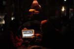 Warga mengakses website Pos Indonesia untuk mengetahui tarif pengiriman logistik, di Solo, Minggu (21/7). PT Pos Indonesia mengembangkan layanan e-commers atau transaksi keuangan yang cepat untuk kembali merebut bisnis logistik dan jasa pengiriman, terutama untuk corporate ditengah ketatnya persaingan jasa pengiriman.