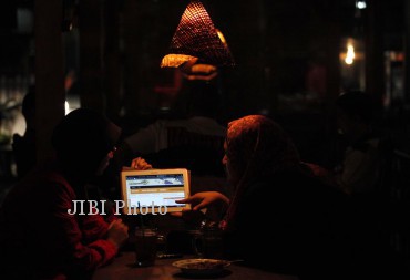 Warga mengakses website Pos Indonesia untuk mengetahui tarif pengiriman logistik, di Solo, Minggu (21/7). PT Pos Indonesia mengembangkan layanan e-commers atau transaksi keuangan yang cepat untuk kembali merebut bisnis logistik dan jasa pengiriman, terutama untuk corporate ditengah ketatnya persaingan jasa pengiriman.