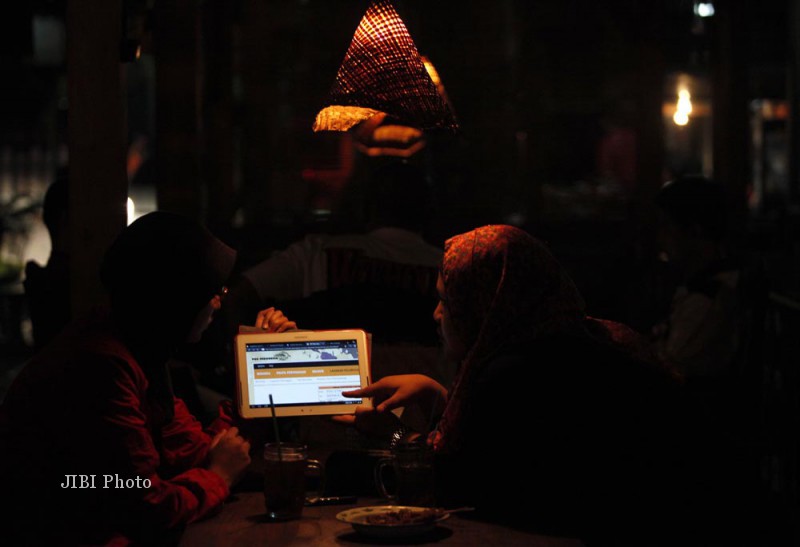 Warga mengakses website Pos Indonesia untuk mengetahui tarif pengiriman logistik, di Solo, Minggu (21/7). PT Pos Indonesia mengembangkan layanan e-commers atau transaksi keuangan yang cepat untuk kembali merebut bisnis logistik dan jasa pengiriman, terutama untuk corporate ditengah ketatnya persaingan jasa pengiriman.