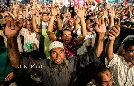 Massa pro-Morsi tak gentar turun ke jalanan Kota Kairo kendati sekitar 300 rekan mereka ditangkapi militer dan stasiun televisi yang dianggap mendukung presiden terpilih yang kini terguling itu dilarang siaran, Kamis (4/7/2013). (Dailymail.co.uk)