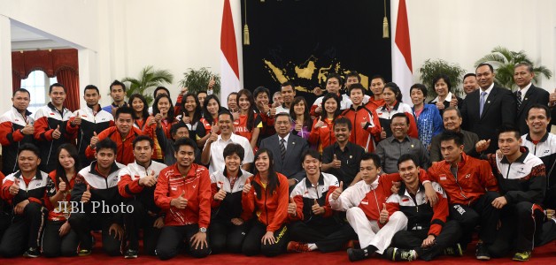 Presiden Susilo Bambang Yudhoyono (SBY) didampingi Ketua Umum PBSI Gita Wirjawan berfoto bersama dengan kontingen yang akan mengikuti Kejuaraan Dunia Bulutangkis di Istana Negara, Jakarta, Senin (29/7/2013). Sebanyak 28 pebulutangkis nasional akan bertanding pada kejuaraan dunia BWF World Championship 2013 di Guangzhou, China pada 5-11 Agustus 2013. JIBI/SOLOPOS/Antara/ Prasetyo Utomo