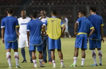 Para pemain Timnas Indonesia mendengar instruksi pelatih Jacksen F. Tiago di Stadion Utama Gelora Bung Karno, Jakarta, beberapa waktu lalu. DokJIBI/SOLOPOS/Antara