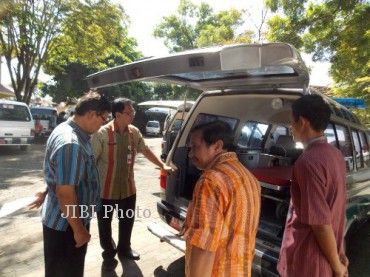  Tim dari Dinas Kesehatan (Dinkes) Klaten memeriksa ambulans di kompleks Setda Pemkab Klaten, Rabu (31/7/2013). Sejumlah ambulans belum terpenuhi kelengkapannya. (Moh Khodiq Duhri/JIBI/Solopos)