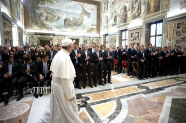 Paus Francis berjalan di depan skuat Timnas Argentina dan Italia ketika dia tiba dalam pertemuan khusus di Vatikan, Selasa (13/8/2013). (JIBI/Reuters/Osservatore Romano)