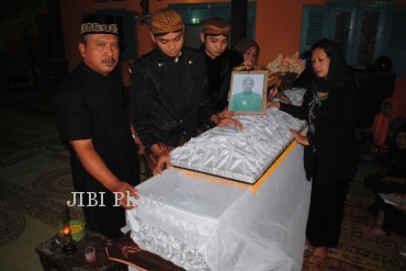 Jenazah dalang Ki Joko Wardono saat berada di rumah duka di Pengging, Boyolali. (Himawan Ardhi Ristanto/JIBI/Solopos)