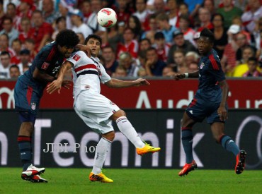 Dua bek Bayern Munich, Dante (kiri) dan David Alaba (kanan) berebut bola dengan pemain Sao Paulo, Aloisio, di semifinal Audi Cup 2013 di Allianz Arena, Kamis (1/8) dini hari WIB. Bayern menang 2-0. JIBI/SOLOPOS/REUTERS/Michaela Rehle