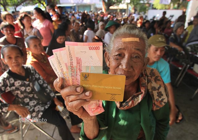 Bantuan langsung sementara masyarakat (BLSM)