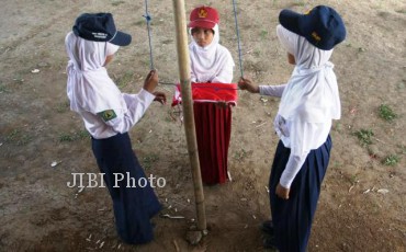 Ilustrasi upacara bendera oleh anak jalanan