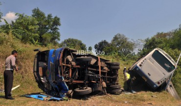 Foto Polisi memeriksa dua bus yang terguling setelah mengalami kecelakaan beruntun di turunan Gombel, Semarang, Jateng, Jumat (2/8). Kecelakaan beruntun yang melibatkan dua bus dan dua sepeda motor itu mengakibatkan seorang pengendara sepeda motor tewas dan sejumlah penumpang bus mengalami terluka.
JIBI/Harian Jogja/Antara