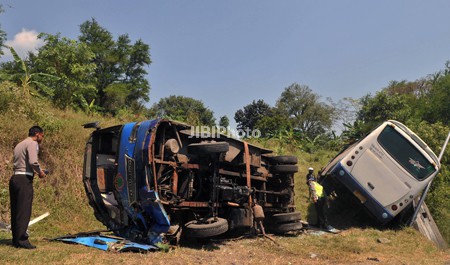 Foto Polisi memeriksa dua bus yang terguling setelah mengalami kecelakaan beruntun di turunan Gombel, Semarang, Jateng, Jumat (2/8). Kecelakaan beruntun yang melibatkan dua bus dan dua sepeda motor itu mengakibatkan seorang pengendara sepeda motor tewas dan sejumlah penumpang bus mengalami terluka.
JIBI/Harian Jogja/Antara