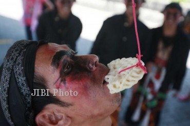 LOMBA MAKAN KRUPUK