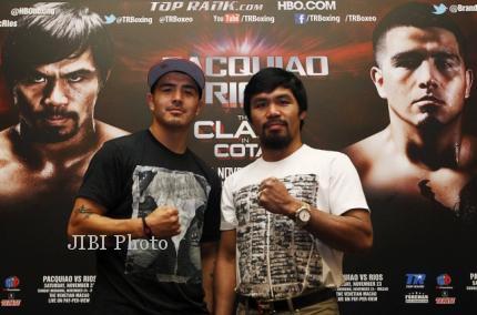 Manny Pacquiao (kanan) dari Filipina dan Brandon Rios dari AS berpose saat konferensi pers di Singapura, Jumat (2/8/2013). Pacquiao akan bertarung Rios dalam pertarungan kelas welter di Venetian Macao di Makau pada tanggal 24 November. (JIBI/Reuters/Edgar Su)