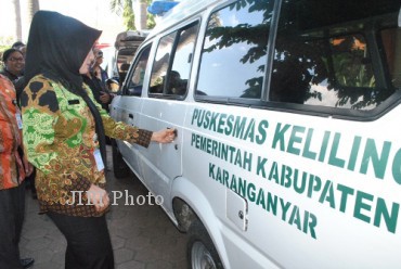 Bupati Karanganyar, Rina Iriani SR, melakukan pengecekan kesiapan mobil ambulans yang disiagakan di pos pengamanan (pospam) Lebaran di halaman Setda Karanganyar, Kamis (1/8/2013). (Bony Eko Wicaksono/JIBI/Solopos)