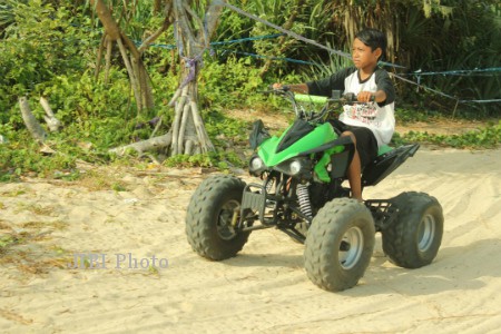 Wisatawan menikmati wahana ATV di Pantai Sepanjang Gunungkidul (JIBI/Harian Jogja/Kusnul Isti Qomah)