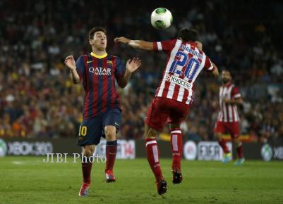 Pemain Atletico Madrid Juanfran berhadapan dengan Lionel Messi dalam laga Piala Super Spanyol, Kamis (29/8/2013) pagi WIB. (JIBI/Reuters/Juan Medina)