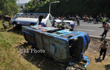 KECELAKAAN BERUNTUN GOMBEL Polisi memeriksa kondisi dua bus yang terguling setelah mengalami kecelakaan beruntun di turunan Gombel, Semarang, Jateng, Jumat (2/8). Kecelakaan beruntun yang melibatkan dua bus dan dua sepeda motor itu mengakibatkan seorang pengendara sepeda motor tewas dan sejumlah penumpang bus mengalami terluka. 