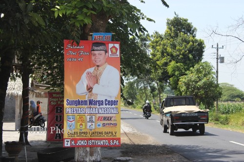 Poster Caleg DPRD Jateng dari Partai Gerindra terpaku di pohon , di Betro, Desa Dlimas, Kecamatan Ceper, Klaten, Rabu (21/8/2013). (Shoqib Angriawan/JIBI/Solopos)