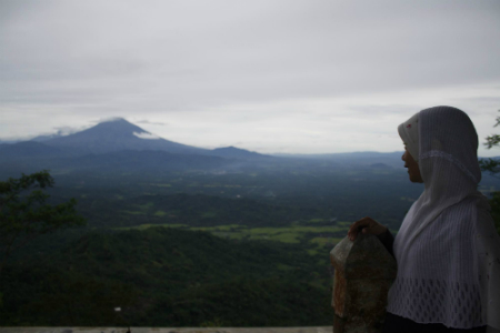 Wisatawan menikmati pemandangan dari Puncak Suroloyo Pegunungan Menoreh Kulonprogo. (JIBI/Harian Jogja/Nina Atmasari)