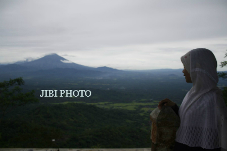 Wisatawan menikmati pemandangan dari Puncak Suroloyo Pegunungan Menoreh Kulonprogo. (JIBI/Harian Jogja/Nina Atmasari)
