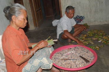  Darsi, 70 (kiri) dan suaminya, Darjo Wijoyo, 70, membuat tempe benguk di rumahnya di Dusun Tambakboyo, Desa Tambakboyo, Kecamatan Tawangsari, Sukoharjo, Selasa (27/8/2013). (Farid Syafrodhi/JIBI/Solopos) 