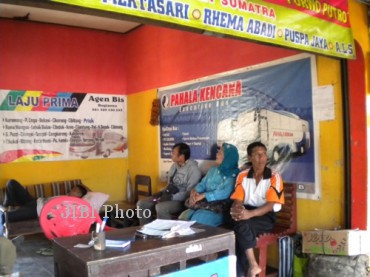 Penumpang tengah menunggu bus di kios agen penjual tiket yang berada di kompleks Terminal Sukoharjo, Rabu (31/7/2013). ( Dian Dewi Purnamasari/JIBI/Solopos)