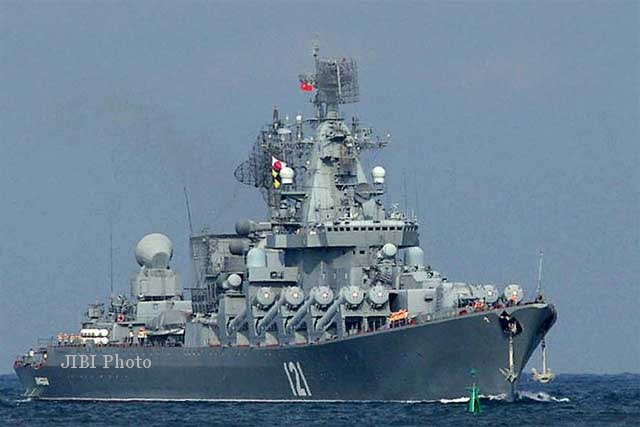 Kapal penjelajah berpeluru kendali AL Rusia, Moskva, terlihat dalam foto dokumentasi ini. Kapal penjelajah ini sekarang diberangkatkan ke kawasan Laut Tengah di tengah meningkatnya ketegangan terkait rencana serangan militer AS ke Suriah. (abc.net.au)