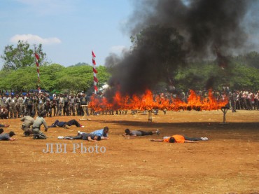 Atraksi anggota Satpol PP Jakarta pada Jambore Nasional Satpol PP di pelataran Waduk Gajah Mungkur (Ayu Abriyani KP/JIBI/Solopos)