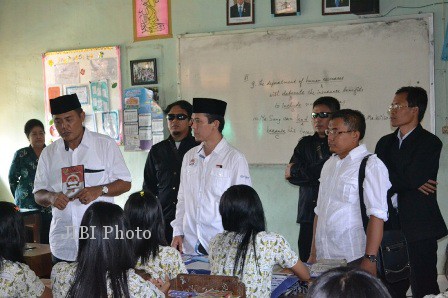 Pasangan Juliyatmono-Rohadi Widodo (Yuro) saat berkampanye di SMK Wikarya Karanganyar, Kamis (12/9/2013). Pasangan tersebut diperingatkan Panitia pengawas pemilu (Panwaslu) Karanganyar lantaran berkampanye di sekolah-sekolah. (Bony Eko Wicaksono/JIBI/Espos)