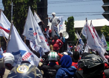 Demo buruh se-Jateng di Kantor Gubernur Jateng Jl. Pahlawan, Rabu (25/9/2013). (Insetyonoto/JIBI/Solopos)