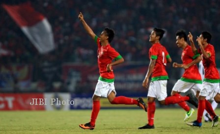 Pemain sepak bola Tim Nasional Indonesia U-19, Muhammad Hargianto (8) bersama rekan melakukan selebrasi seusai mencetak gol kegawang timnas Timor Leste dalam pertandingan semifinal AFF U-19 Championship 2013 di Gelora Delta Sidoarjo, Jumat (20/9/2013) malam. Indonesia mengalahkan Timor Leste dengan skor 0-2 dan berhak maju ke final melawan Timnas Vietnam, Minggu (22/9/2013). (JIBI/Solopos/Antara//M Risyal Hidayat)