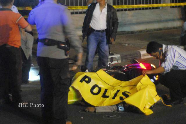 Jenazah anggota Provos Mabes Polri, Bripka Sukardi, tergeletak usai ditembak orang tak dikenal di kawasan Rasuna Said, Jakarta, Selasa (10/9/2013) malam. (Alby Albahi/JIBI/Bisnis)