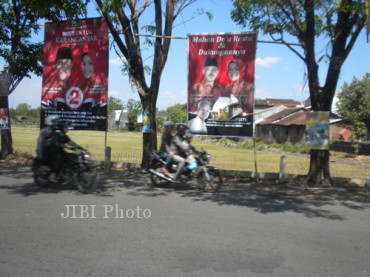 Gambar Pasti (kanan) yang dipasang di sebelah utara Pertigaan Botol, Desa Ngringo, Kecamatan Jaten, Karanganyar, Sabtu (7/9/2013) robek. Sehingga angka 2 yang menjadi nomor urut Pasti tak tampak. (Iskandar/JIBI/Solopos)