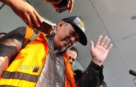 Hakim ad hoc Pengadilan Tindak Pidana Korupsi Palu, Sulawesi Tengah, Asmadinata meninggalkan Gedung KPK Jakarta seusai pemeriksaan, Rabu (11/9/2013). Tersangka kasus dugaan penerimaan suap terkait penanganan perkara korupsi pemeliharaan mobil dinas di DPRD Grobogan, Jawa Tengah tersebut ditahan oleh KPK di Rutan Cipinang setelah sebelumnya dijemput paksa.