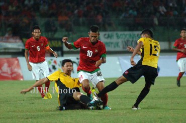Pemain Timnas Indonesia, Muchlis Hadi Ning Syaifulloh (10) berusaha melewati adangan pemain Brunei dalam pertandingan grup B AFF CUP U-19 di Stadion Delta Sidoarjo, Jatim, Selasa (10/9/2013).