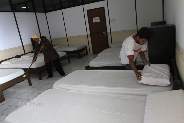 MEMBERSIHKAN RUANGAN