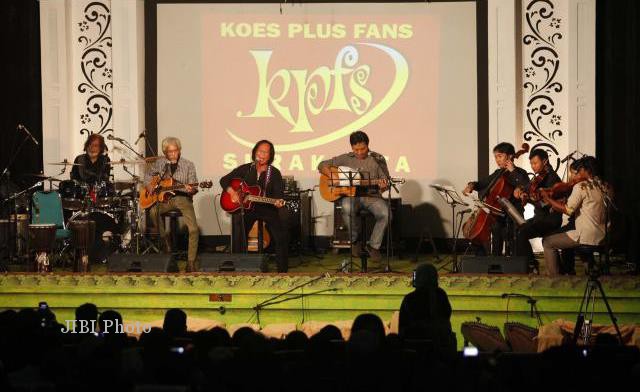 Yon Koeswoyo, Yok Koeswoyo, dan Murry dalam pentas Koes Plus Reuni in Action Acoustic Exclusive