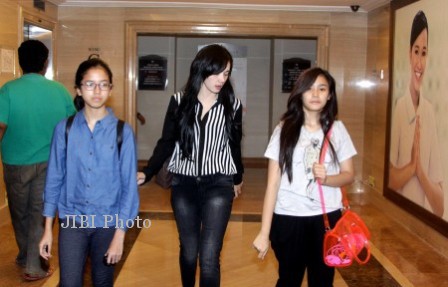 Artis Mulan Jameela (tengah) bersama anaknya Syafeea (kanan) menjenguk anak ketiga Ahmad Dhani Abdul Qodir Jaelani (Dul) di Rumah Sakit Pondok Indah, Jakarta, Minggu (8/9/2013). Akibat kecelakaan yang terjadi di Tol Jagorawi km 8, Minggu dini hari, Dul harus menjalani dua kali operasi karena patah tulang rusuk dan panggul.