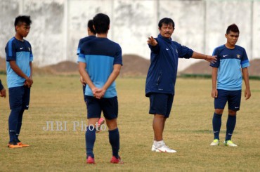 Pelatih Timnas Indonesia U-19, Indra Sjafri, memberikan instruksi kepada anak asuhnya dalam sesi latihan di Stadion Jenggolo, Sidoarjo, Jatim, beberapa waktu lalu.
