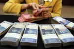 Menghitung Uang Pecahan Rp100.000. (Dok/JIBI/Bisnis)
