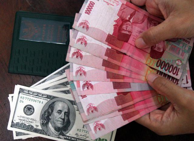 Ilustrasi Menukar Rupiah dengan Dolar AS (Dok/JIBI/Bisnis)