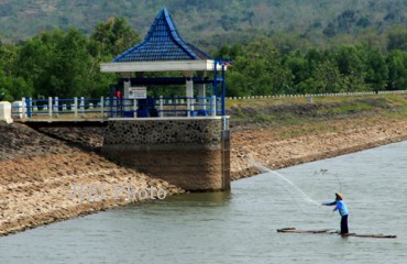 Petani menjaring ikan di Waduk Bade, Kecamatan Klego, Boyolali, Senin (16/9/2013). Volume air waduk tersebut mulai menyusut drastis pada musim kemarau ini. (Oriza Vilosa/JIBI/Solopos)