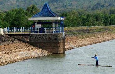  Petani menjaring ikan di Waduk Bade, Kecamatan Klego, Boyolali,  Senin (16/9/2013). Volume air waduk tersebut mulai menyusut drastis pada musim kemarau ini. (Oriza Vilosa/JIBI/Solopos)