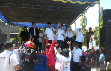 Calon Bupati (Cabup) Karanganyar, Juliyatmono (berkacamata hitam) dan pasangannya Calon wakil Bupati (Cawabup), Rohadi Widodo (kanan Juliyatmono) berkampanye di Lapangan Blulukan, Kecamatan Coloamdu, Karanganyar, Minggu (15/9/2013). (
Iskandar/JIBI/Solopos)
