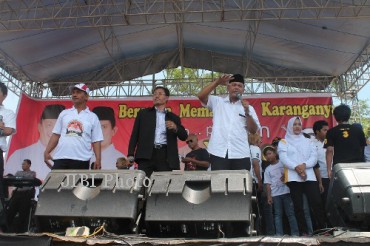 Calon bupati (cabup), Juliyatmono berjoget dengan anggota tim sukses pemenangan pasangan Juliyatmono-Rohadi Widodo (Yuro) di Lapangan Jumapolo, Minggu (8/9/2013). Kampanye terbuka tersebut dimeriahkan penyanyi campursari Didi Kempot dan hiburan dangdut. (Bony Eko Wicaksono/JIBI/Solopos)